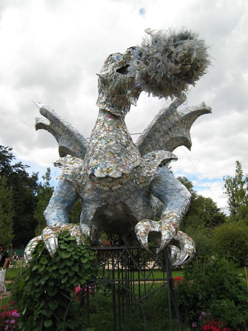 The dragon from the front.