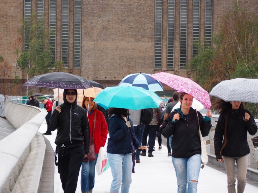umbrellas-london-millenium-bridge